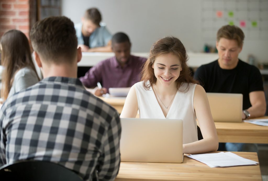 Studenci z laptopami