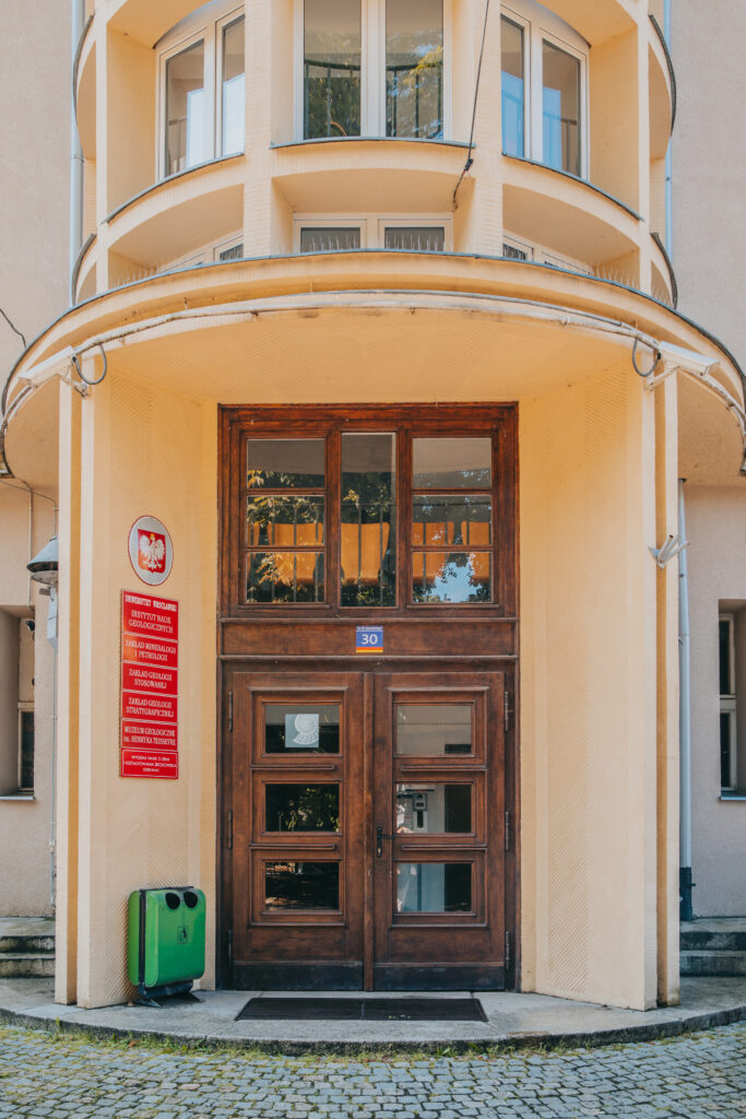 Fotografia zawiera zdjęcie budynku wejścia do Dziekanatu.