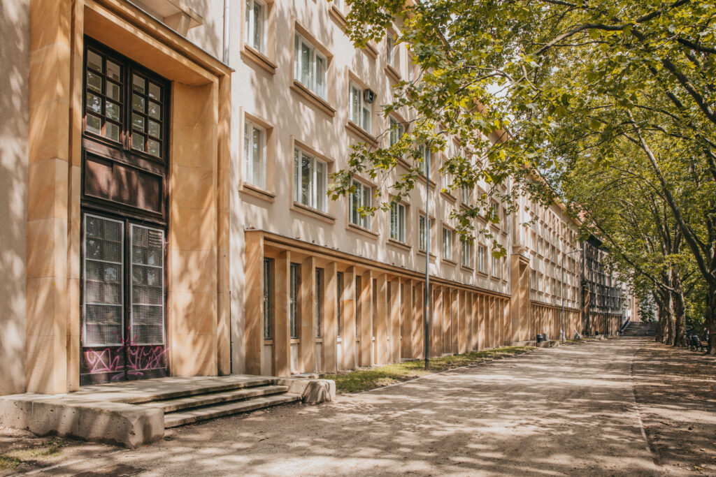 Fotografia przedstawia budynek zewnątrz.