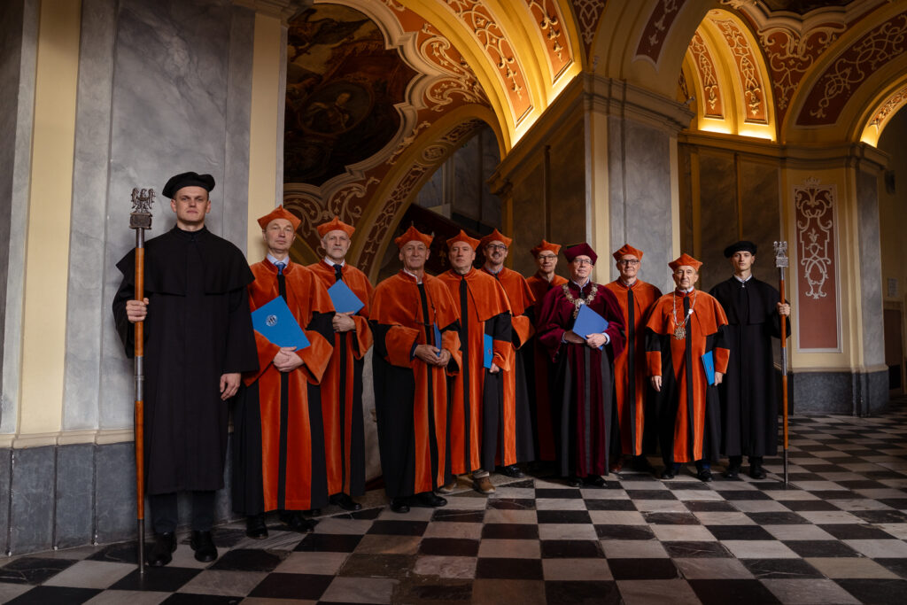 Zdjęcie z uroczystości wydziałowej.