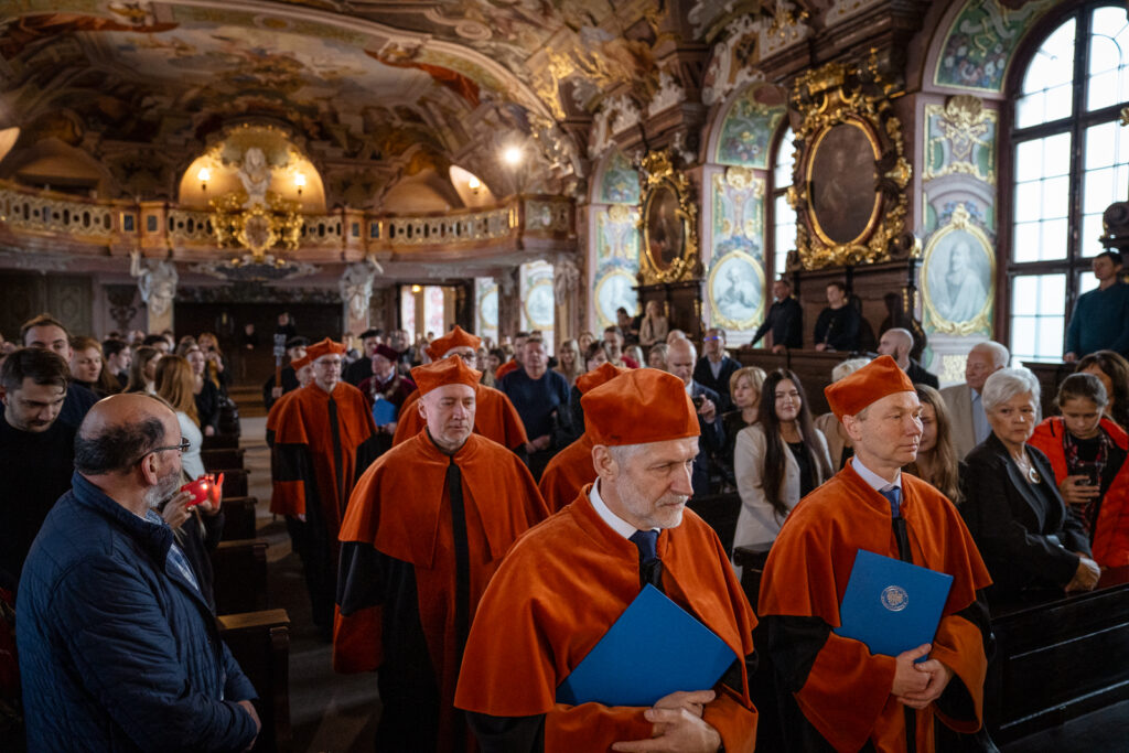 Zdjęcie z uroczystości wydziałowej.