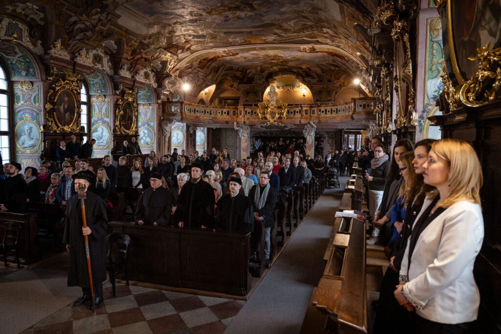 Zdjęcie z uroczystości wydziałowej.