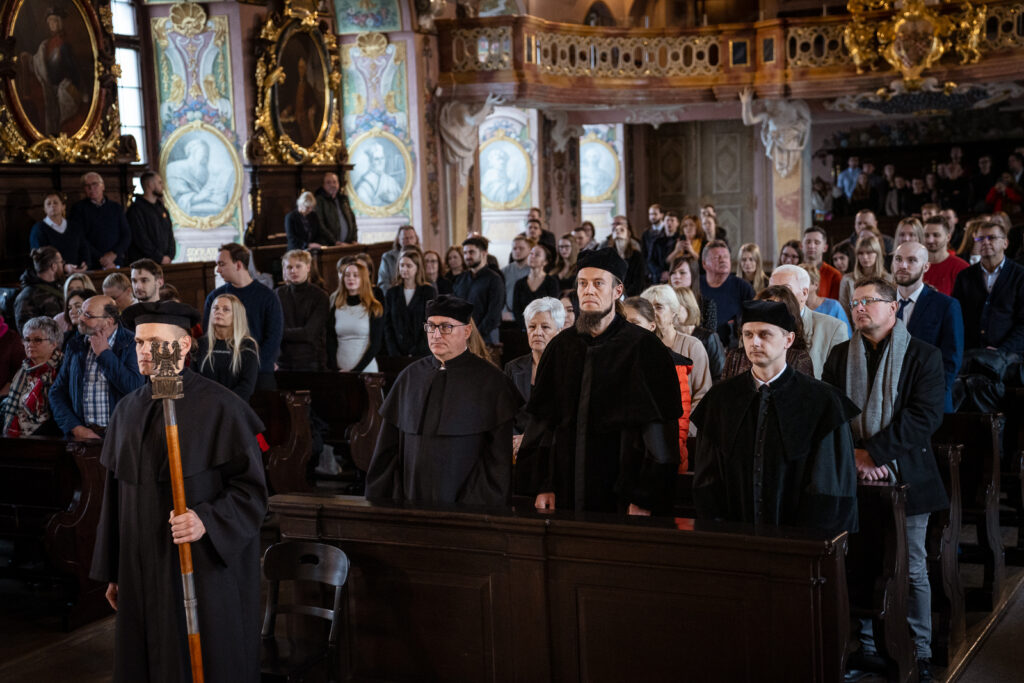 Zdjęcie z uroczystości wydziałowej.