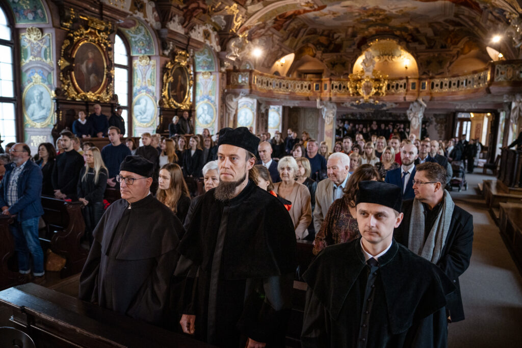 Zdjęcie z uroczystości wydziałowej.