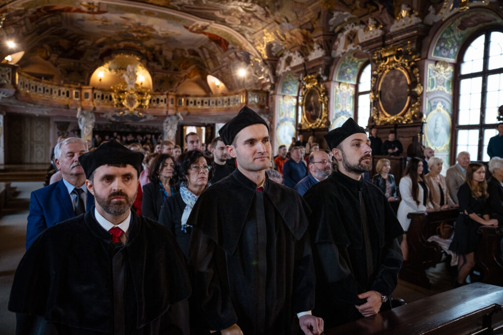 Zdjęcie z uroczystości wydziałowej.