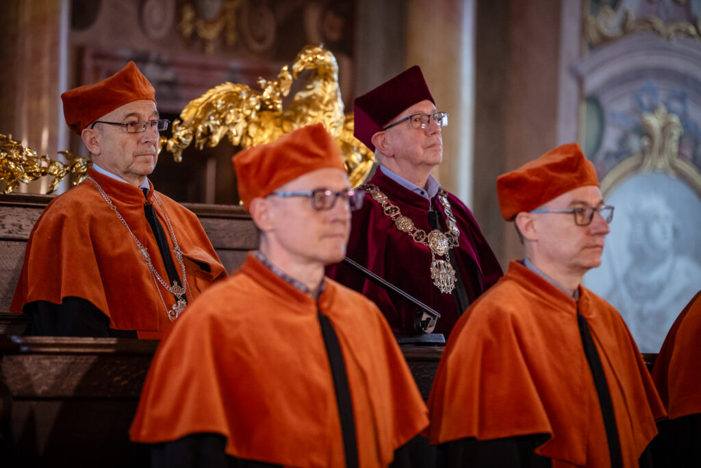 Zdjęcie z uroczystości wydziałowej.