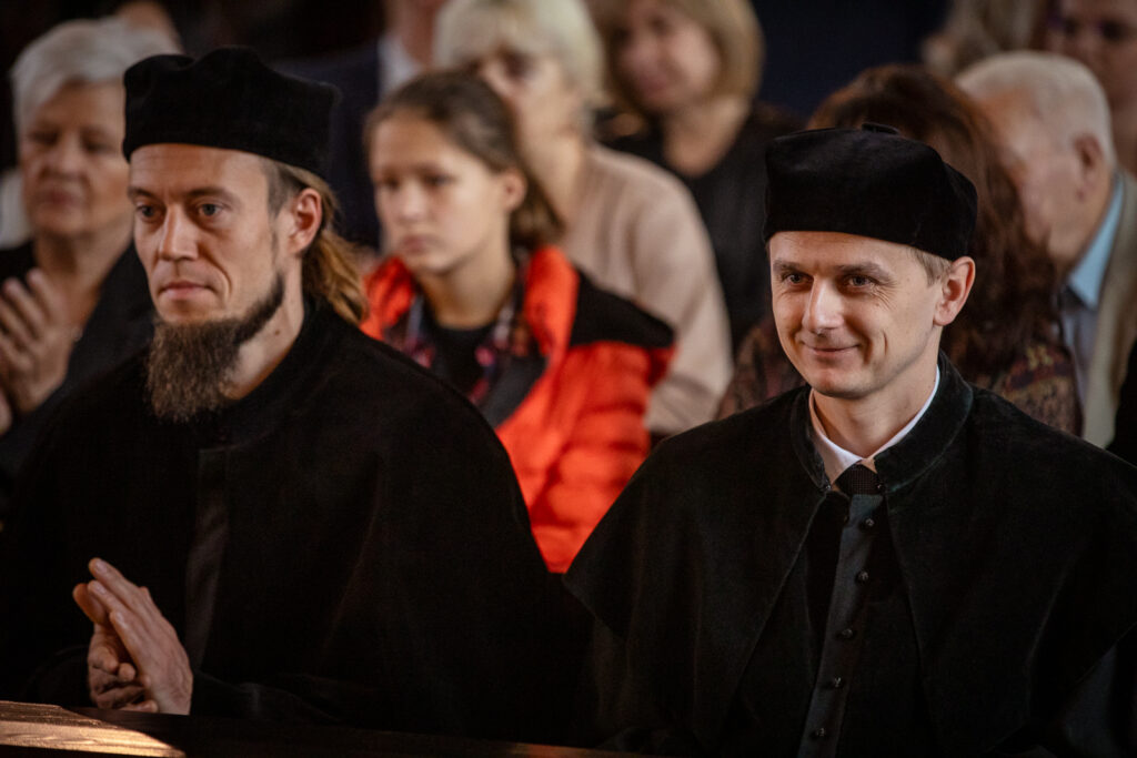 Zdjęcie z uroczystości wydziałowej.