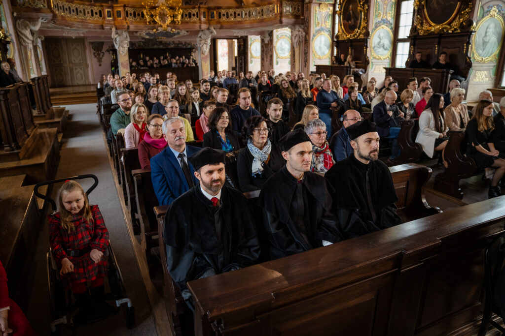 Zdjęcie z uroczystości wydziałowej.