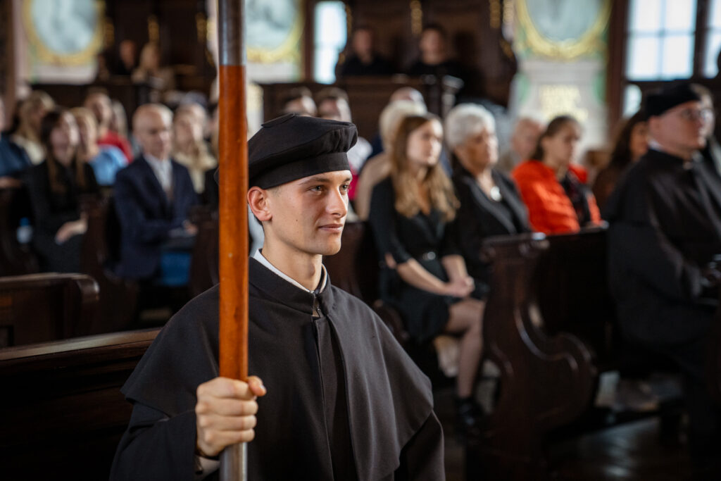 Zdjęcie z uroczystości wydziałowej.