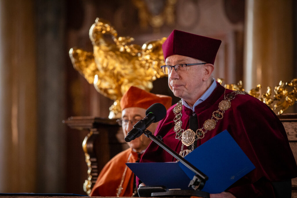 Zdjęcie z uroczystości wydziałowej.