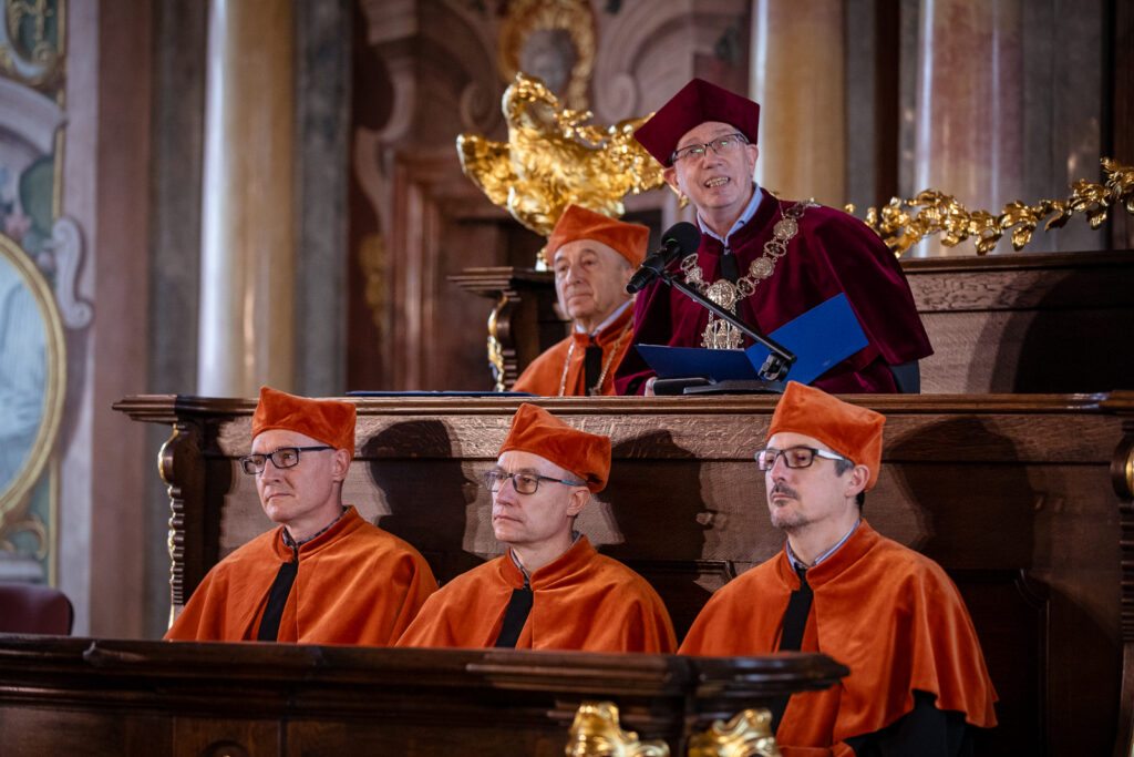 Zdjęcie z uroczystości wydziałowej.