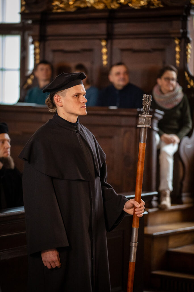 Zdjęcie z uroczystości wydziałowej.