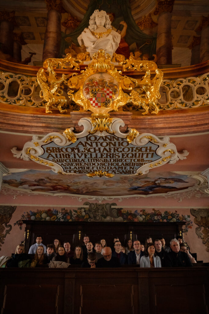 Zdjęcie z uroczystości wydziałowej.