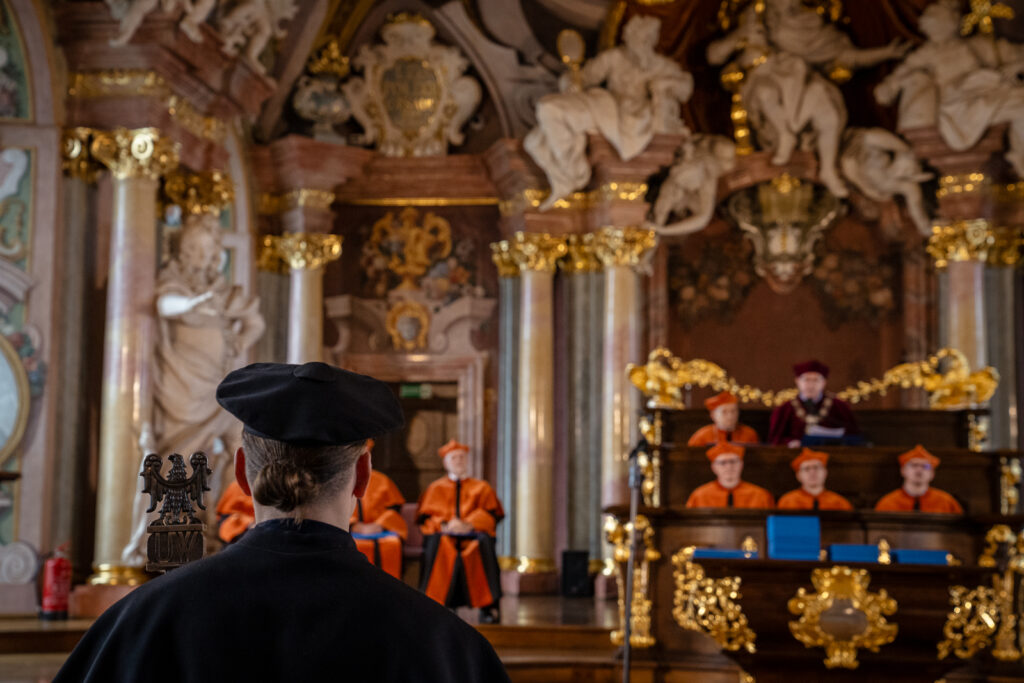 Zdjęcie z uroczystości wydziałowej.