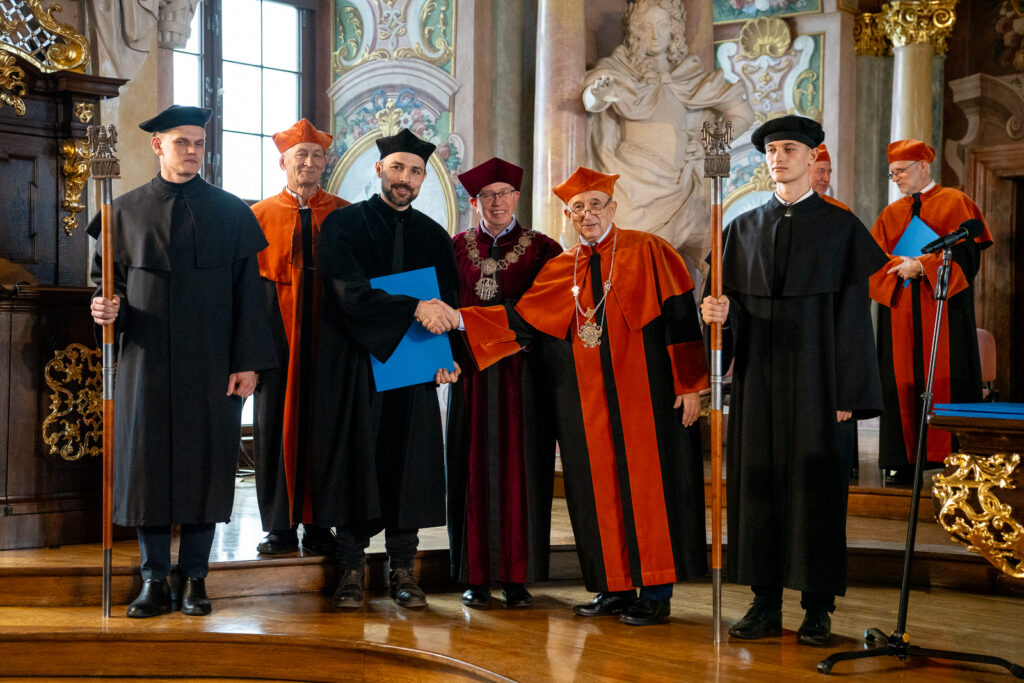 Zdjęcie z uroczystości wydziałowej.