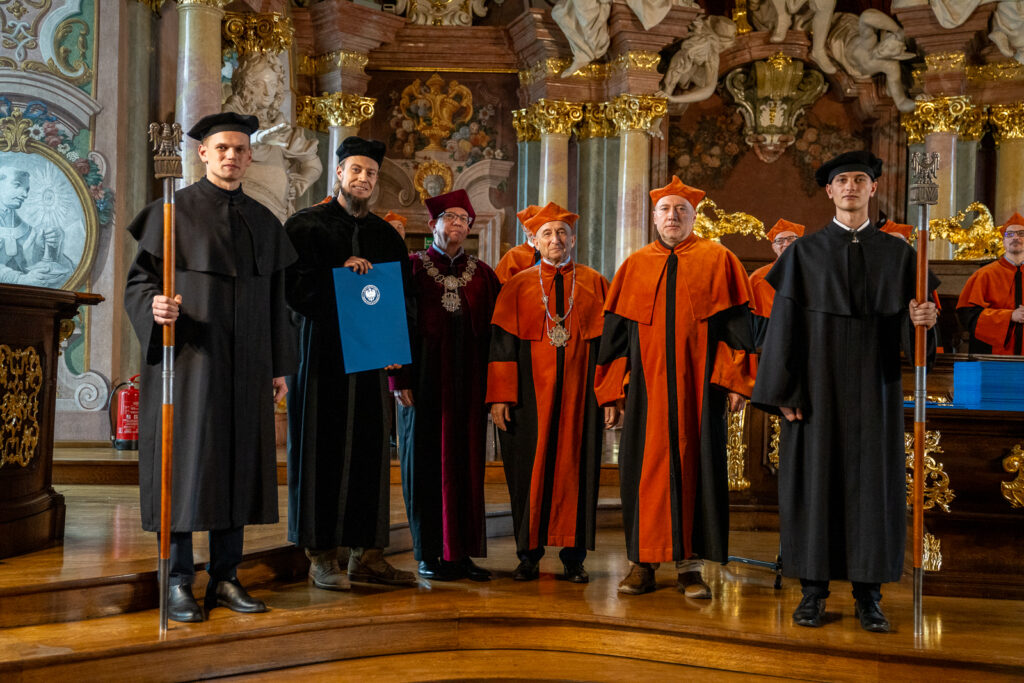 Zdjęcie z uroczystości wydziałowej.