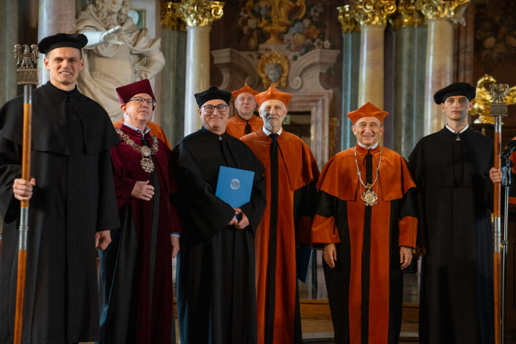 Zdjęcie z uroczystości wydziałowej.