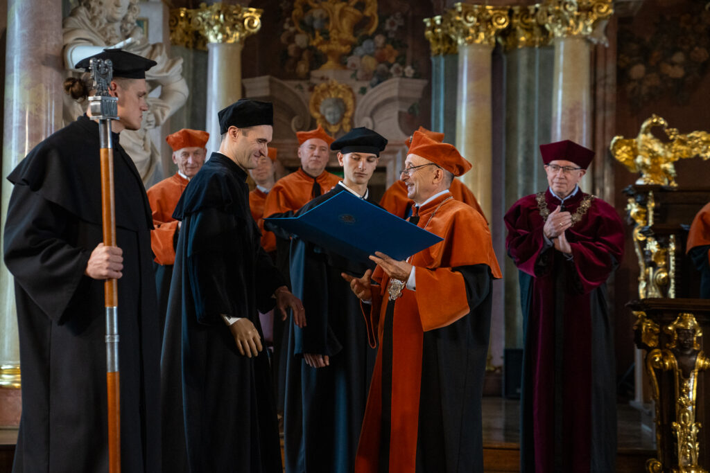 Zdjęcie z uroczystości wydziałowej.