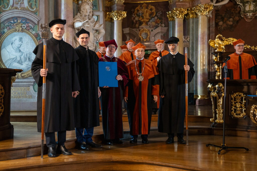 Zdjęcie z uroczystości wydziałowej.