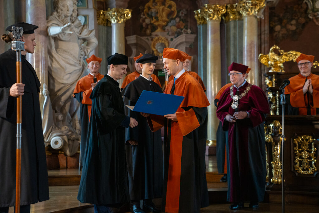 Zdjęcie z uroczystości wydziałowej.