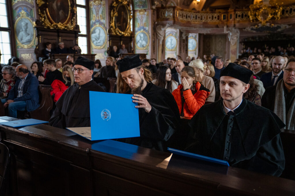 Zdjęcie z uroczystości wydziałowej.