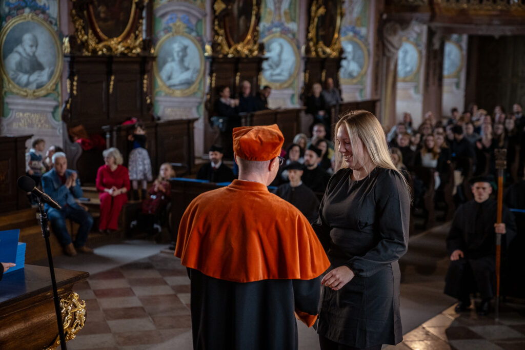 Zdjęcie z uroczystości wydziałowej.