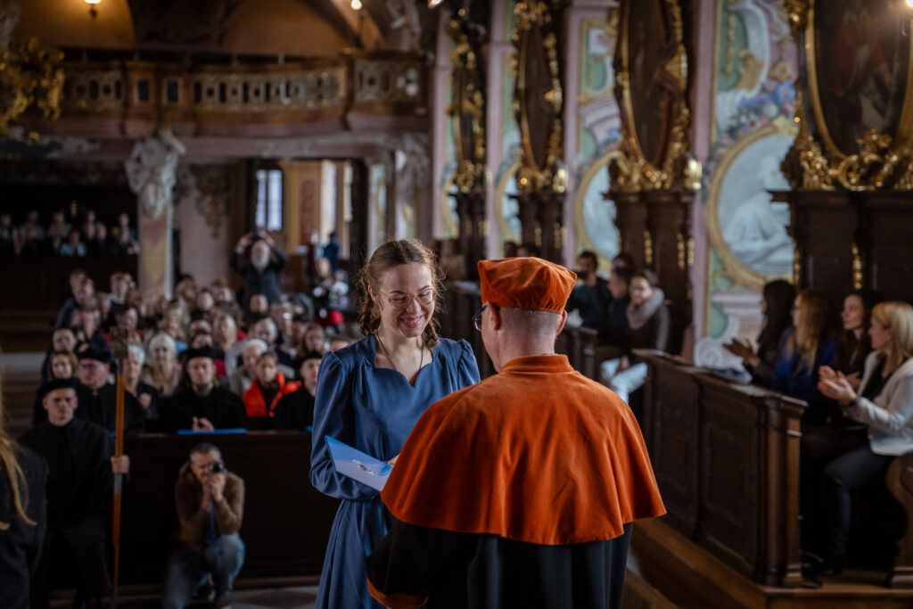 Zdjęcie z uroczystości wydziałowej.