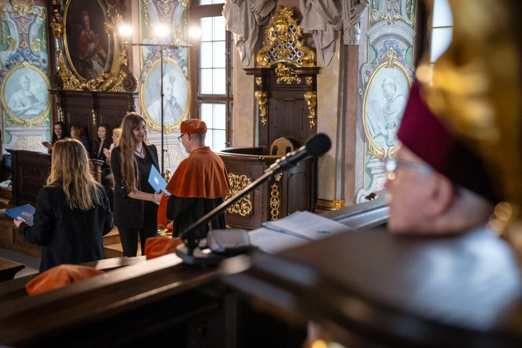 Zdjęcie z uroczystości wydziałowej.