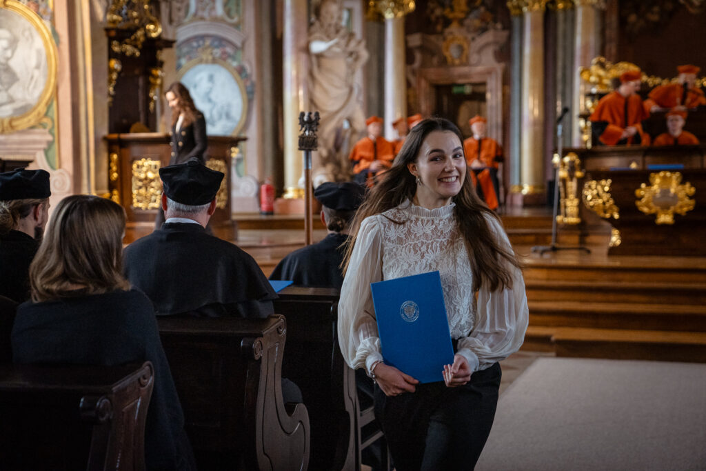 Zdjęcie z uroczystości wydziałowej.