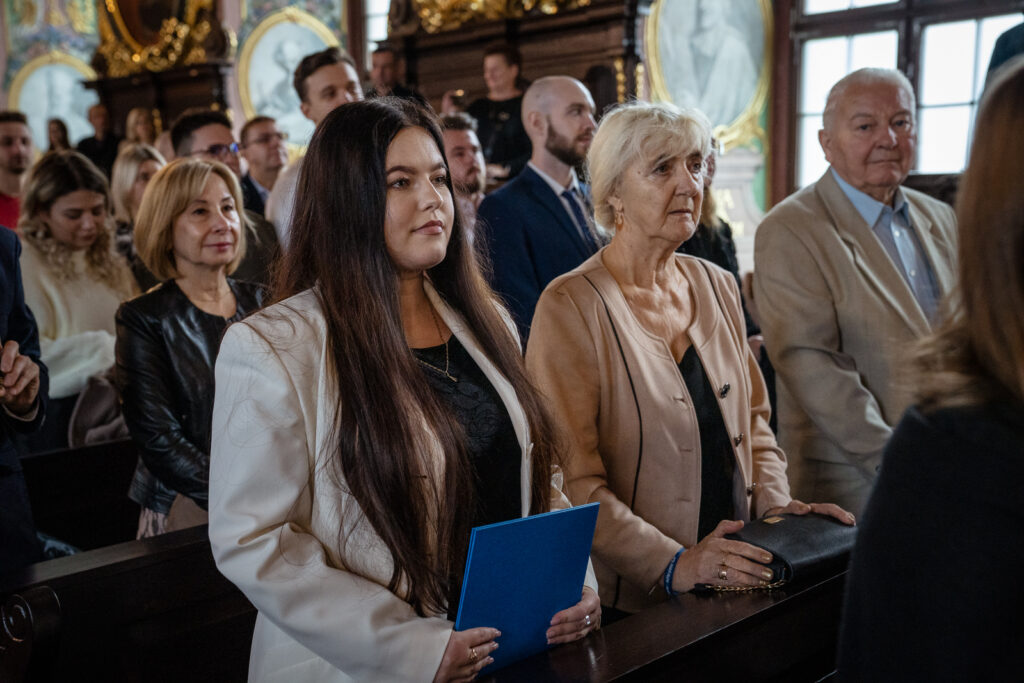 Zdjęcie z uroczystości wydziałowej.