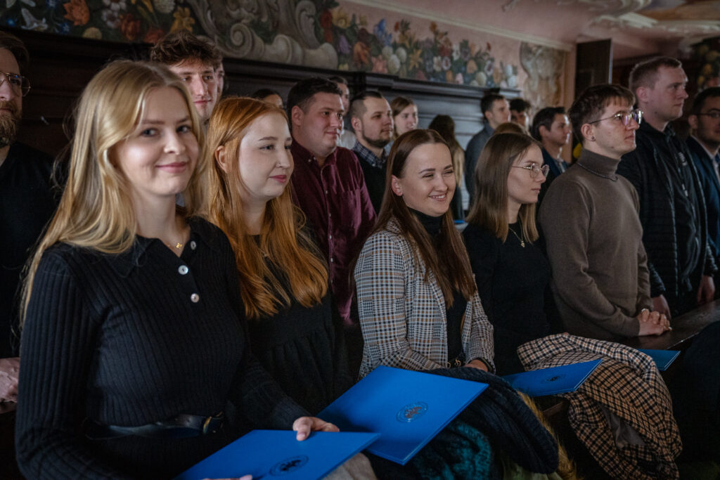 Zdjęcie z uroczystości wydziałowej.