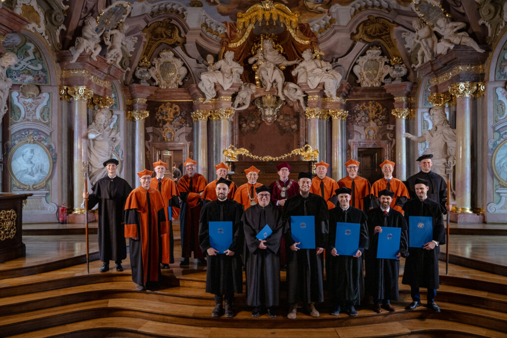 Zdjęcie z uroczystości wydziałowej.