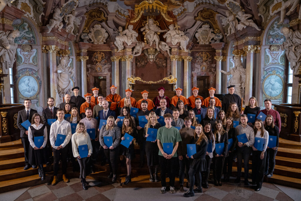 Zdjęcie z uroczystości wydziałowej.