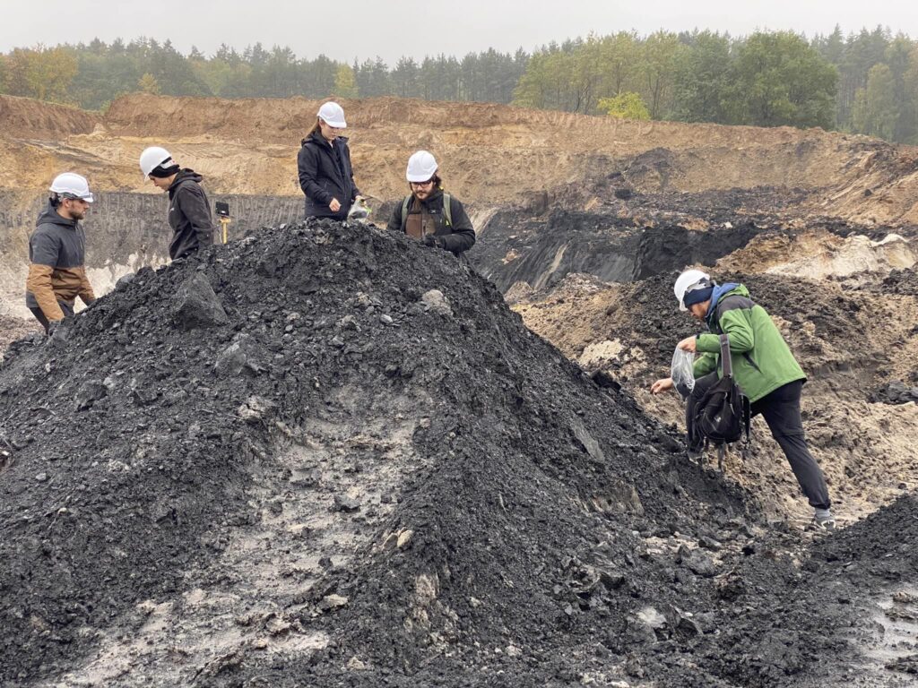 fotografia studentów na wykopaliskach